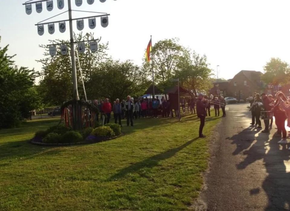 Image - Maikranz-Aufhängen auf dem Dorfplatz