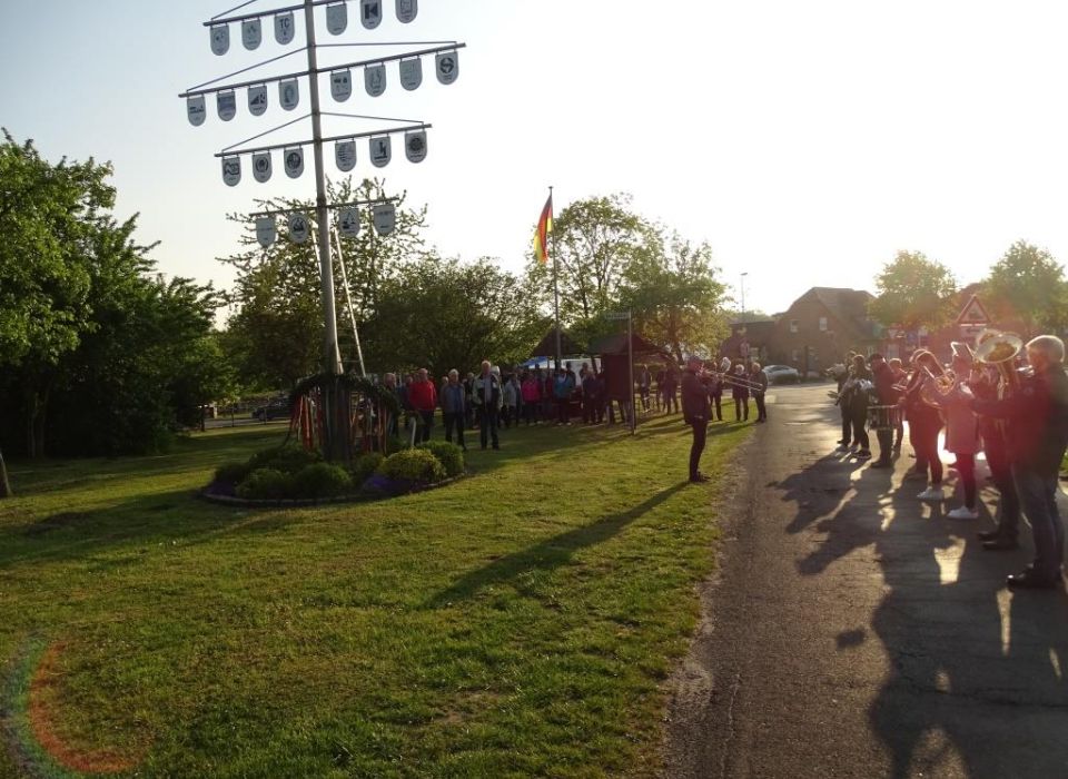 Image - Maikranzaufhängen am 1. Mai 2024 auf dem Dorfplatz