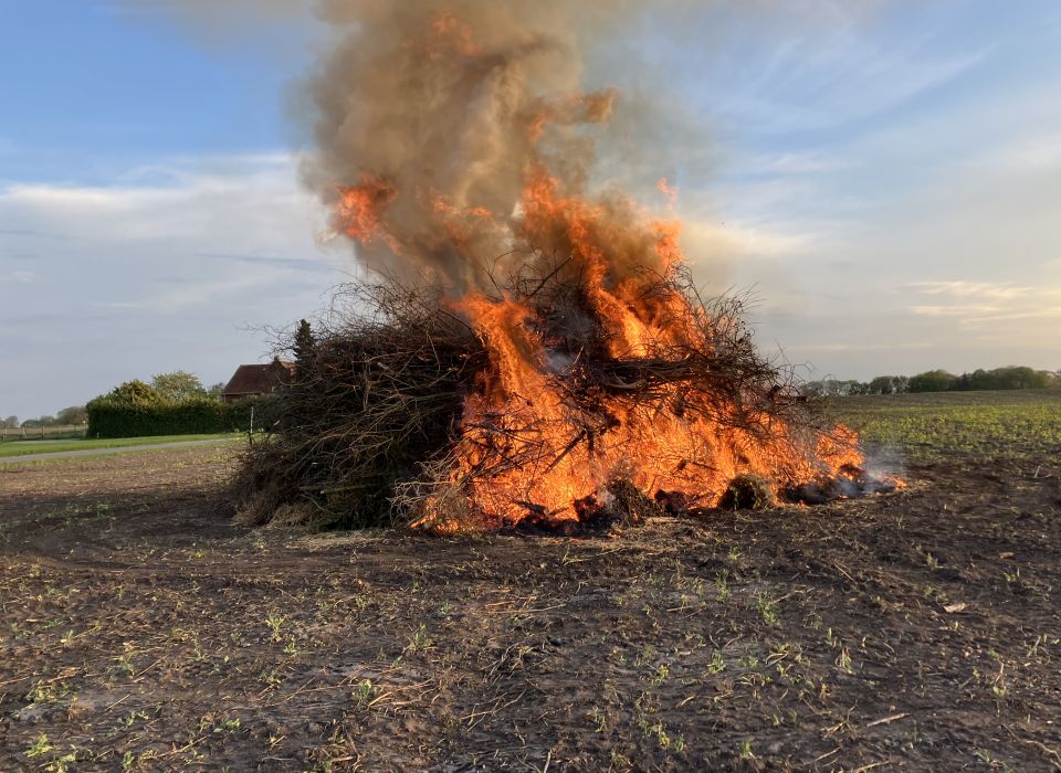 Image - Vorbereitungen fürs Osterfeuer in Rodde
