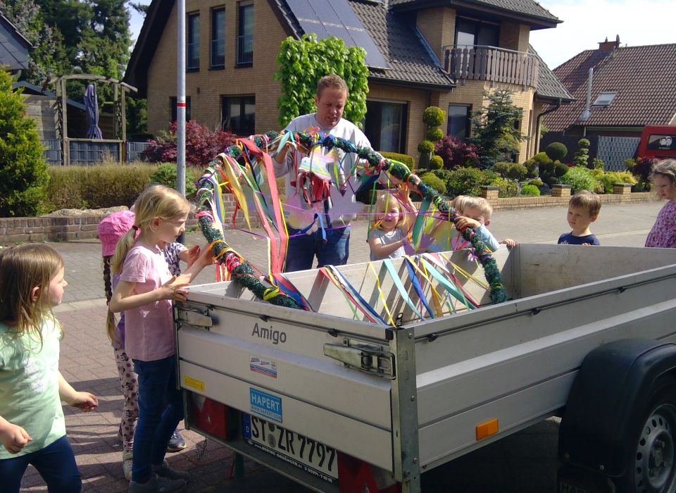 Image - Kindergartenkinder schmücken Maikranz