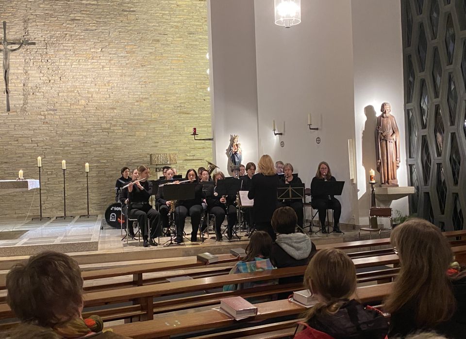 Image - Gefüllte Kirchenbänke mit der Erwachsenenbläserklasse