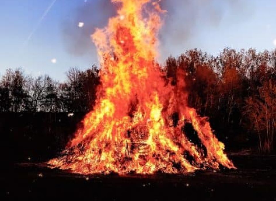 Image - Osterfeuer am Feldgraben