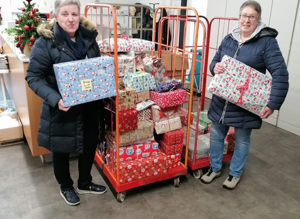 Image - kfd Rodde packt Weihnachtspäckchen für die Tafel